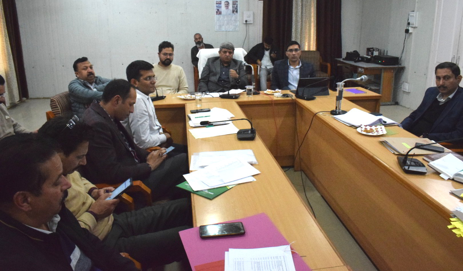 जिला मुख्यालय चंबा में विभिन्न विभागों से संबंधित विकास कार्यों की समीक्षा बैठक आयोजित