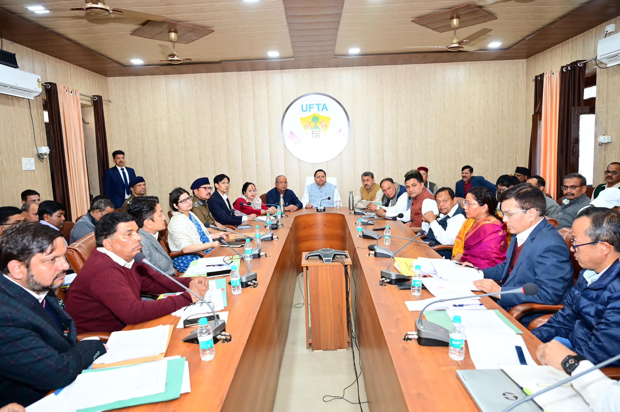 मुख्यमंत्री पुष्कर सिंह धामी ने अधिकारियों को नैनीताल में जल जीवन मिशन और पीएम सूर्य घर- मुफ़्त बिजली योजना का शत-प्रतिशत क्रियान्वयन के निर्देश दिए