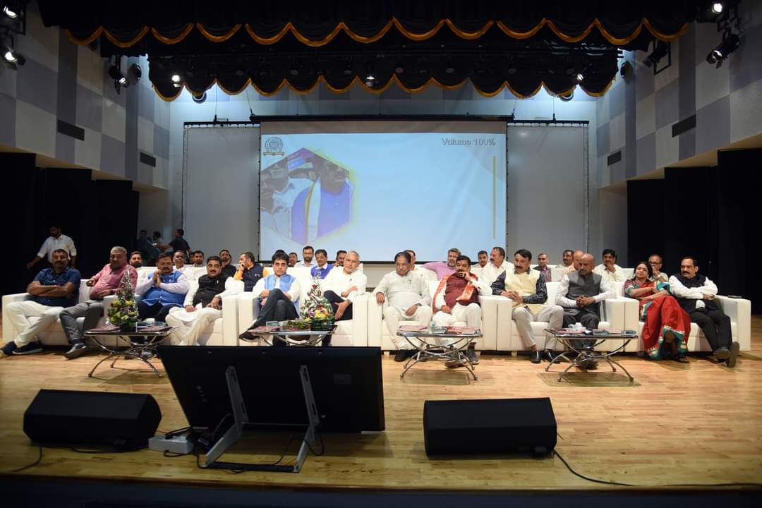 ગુજરાત રાજ્ય પ્રાથમિક શિક્ષક સંઘે સરકારના ચાર મંત્રીશ્રીનું સન્માન કર્યું હતું