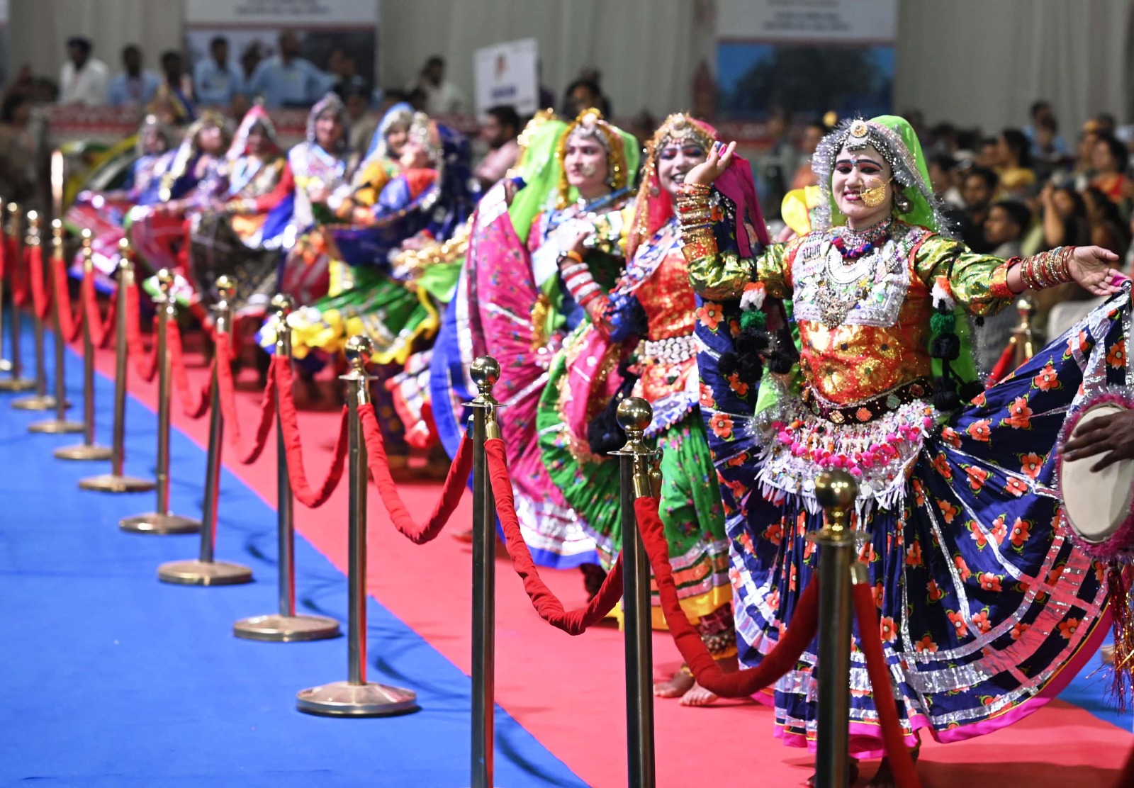 भगवान बिरसा मुंडा की 150वीं जयंती के अवसर पर मुख्यमंत्री विष्णुदेव साय ने अंतर्राज्यीय आदिवासी लोक नृत्य महोत्सव का किया शुभारंभ
