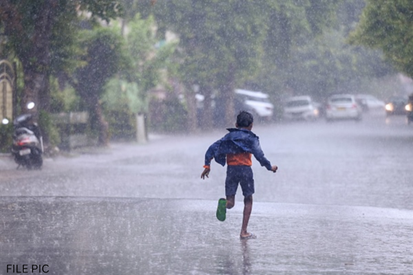 Heavy Rainfall Expected in Puducherry and Karaikal as Low-Pressure Area Intensifies; CM N. Rangasamy Reviews Preparedness