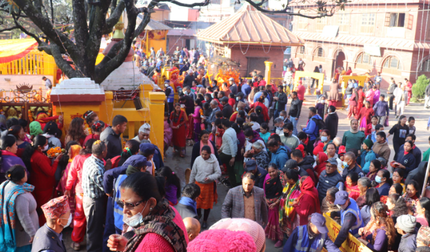 नेपाल के काठमांडू में हरि-प्रबोधनी एकादशी पर श्रद्धालु पूजा-अर्चनाा कर रहे हैं