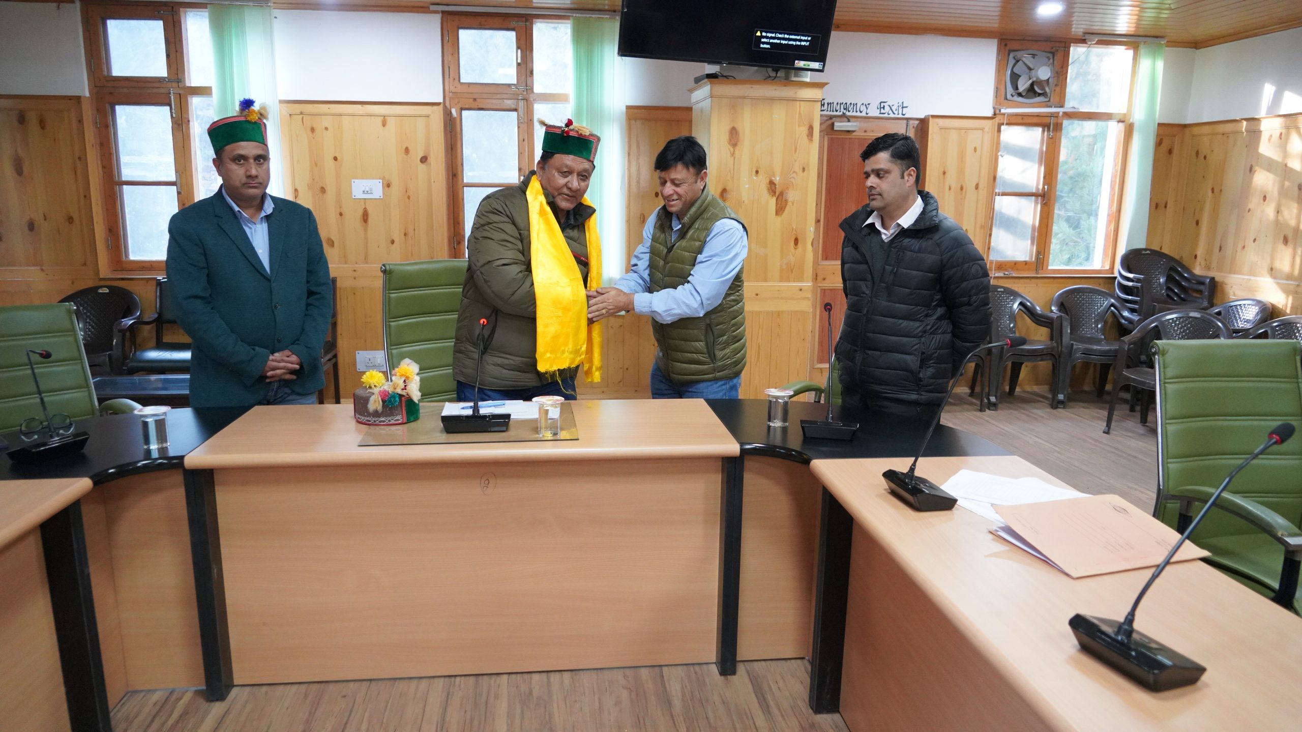 जगत सिंह नेगी ने किन्नौर के आई.टी.डी.पी. भवन में करच्छम लोक निर्माण मण्डल के अधिकारियों की बैठक ली