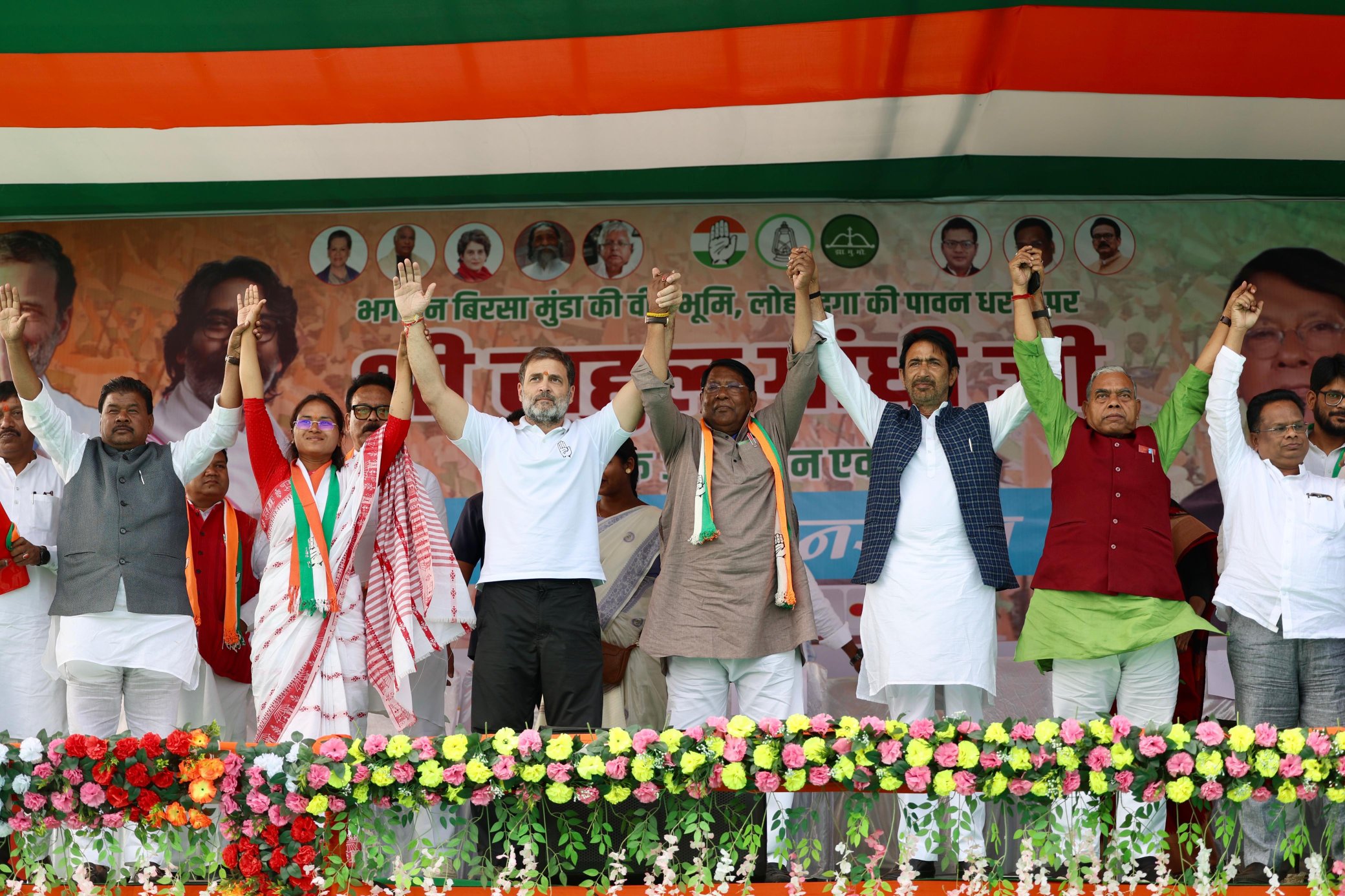 कांग्रेस के वरिष्ठ नेता राहुल गांधी ने भाजपा पर आदिवासियों से ‘जल, जंगल, जमीन’ छीनने का लगाया आरोप