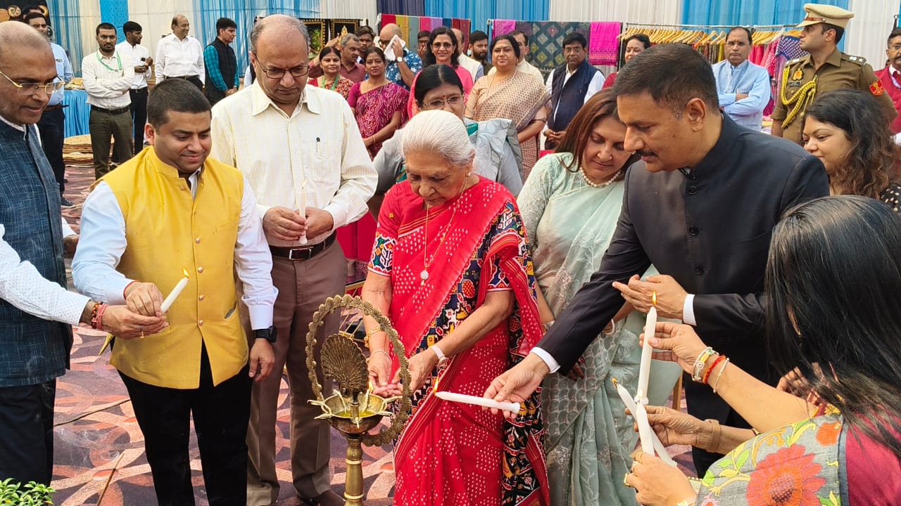 राज्यपाल आनंदीबेन पटेल ने कानपुर नगर में पांच दिवसीय रूट क्राफ्ट प्रदर्शनी का किया उद्घाटन