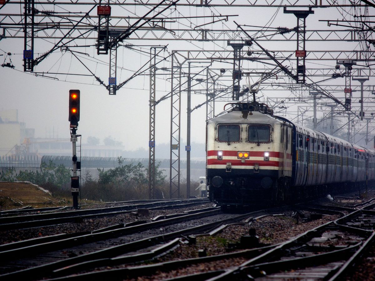 दक्षिण पूर्व मध्य रेलवे द्वारा बिलासपुर-कटनी सेक्शन के नौरोजाबाद स्टेशन को तीसरी लाइन से जोड़ने का कार्य जारी