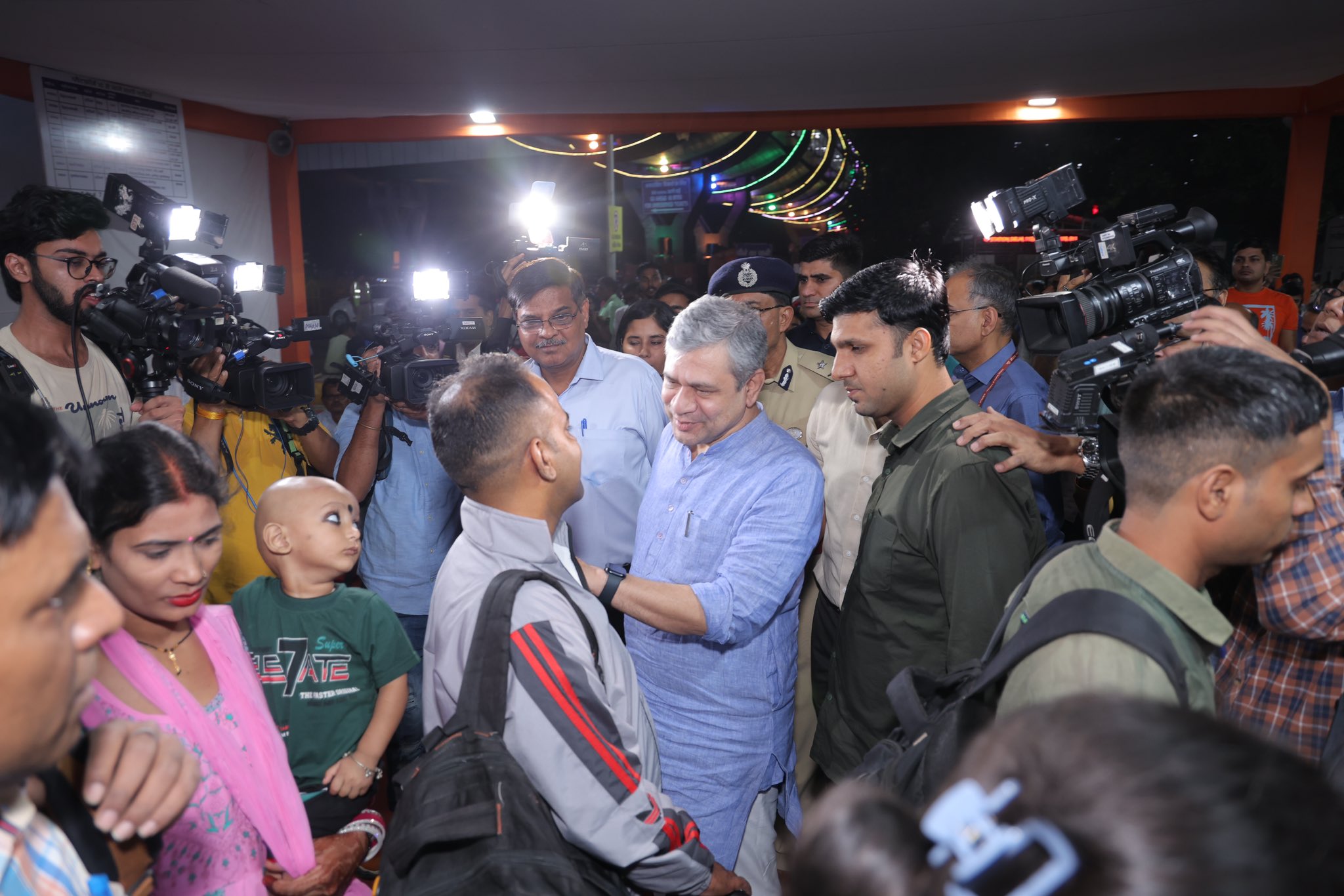 रेल मंत्री अश्विनी वैष्णव ने यात्रियों के लिए सुविधाओं और व्यवस्थाओं की समीक्षा के लिए नई दिल्ली रेलवे स्टेशन का दौरा किया