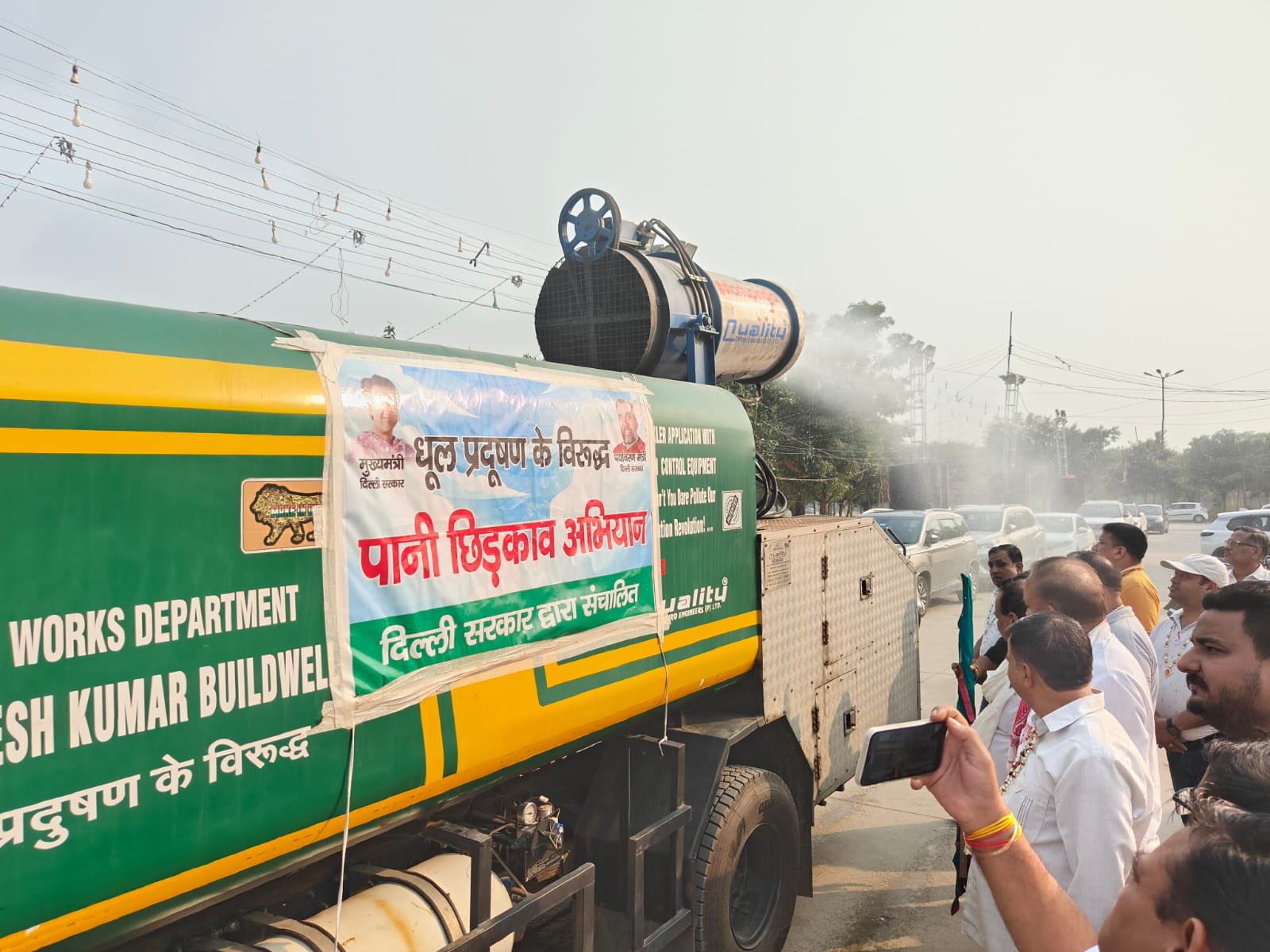 दिल्‍ली के पर्यावरण मंत्री गोपाल राय ने पानी छिड़काव अभियान को सुनियोजित किया