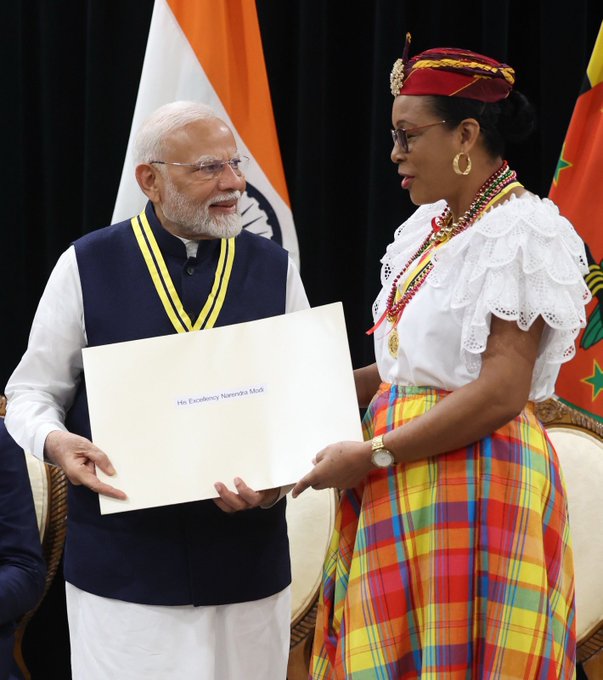 डोमिनिका ने प्रधानमंत्री नरेन्‍द्र मोदी को अपना सर्वोच्च राष्ट्रीय सम्मान ‘डोमिनिका अवार्ड ऑफ ऑनर’ प्रदान किया