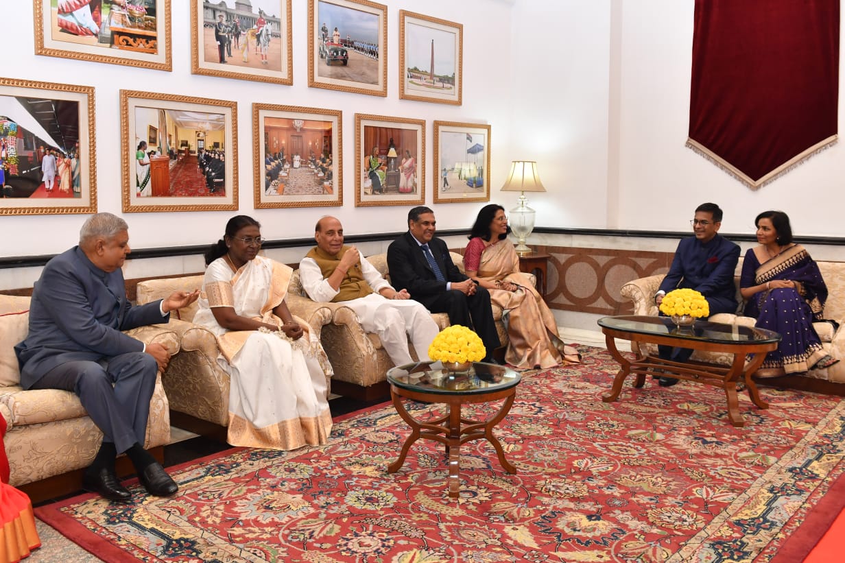 राष्ट्रपति द्रौपदी मुर्मु ने भारत के नए मुख्य न्यायाधीश संजीव खन्ना के स्वागत में आयोजित किया रात्रिभोज