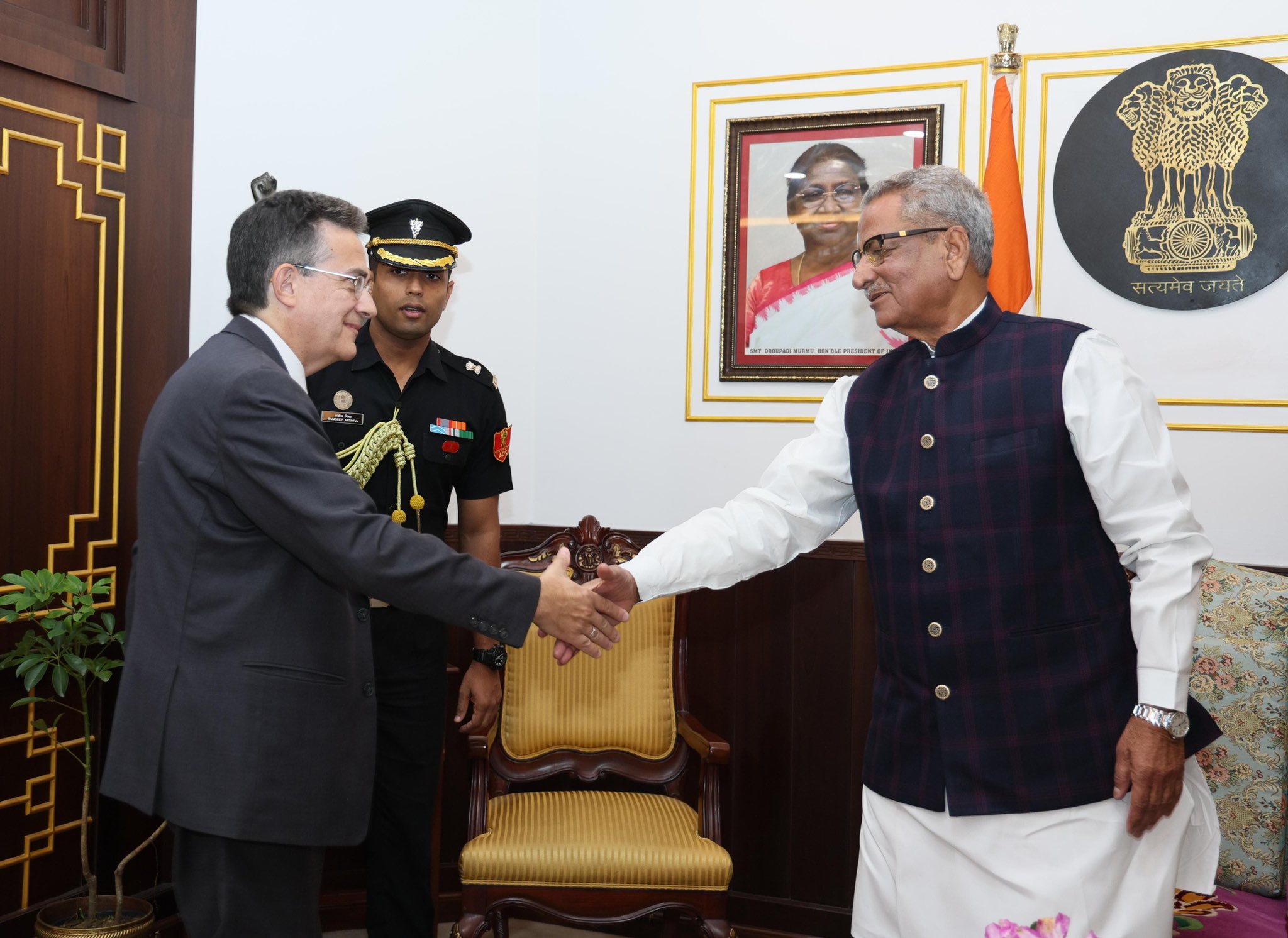 फ्रांस के राजदूत थियरी मथौ ने की सिक्किम के राज्‍यपाल ओम प्रकाश माथुर से राजभवन में शिष्‍टाचार भेंट