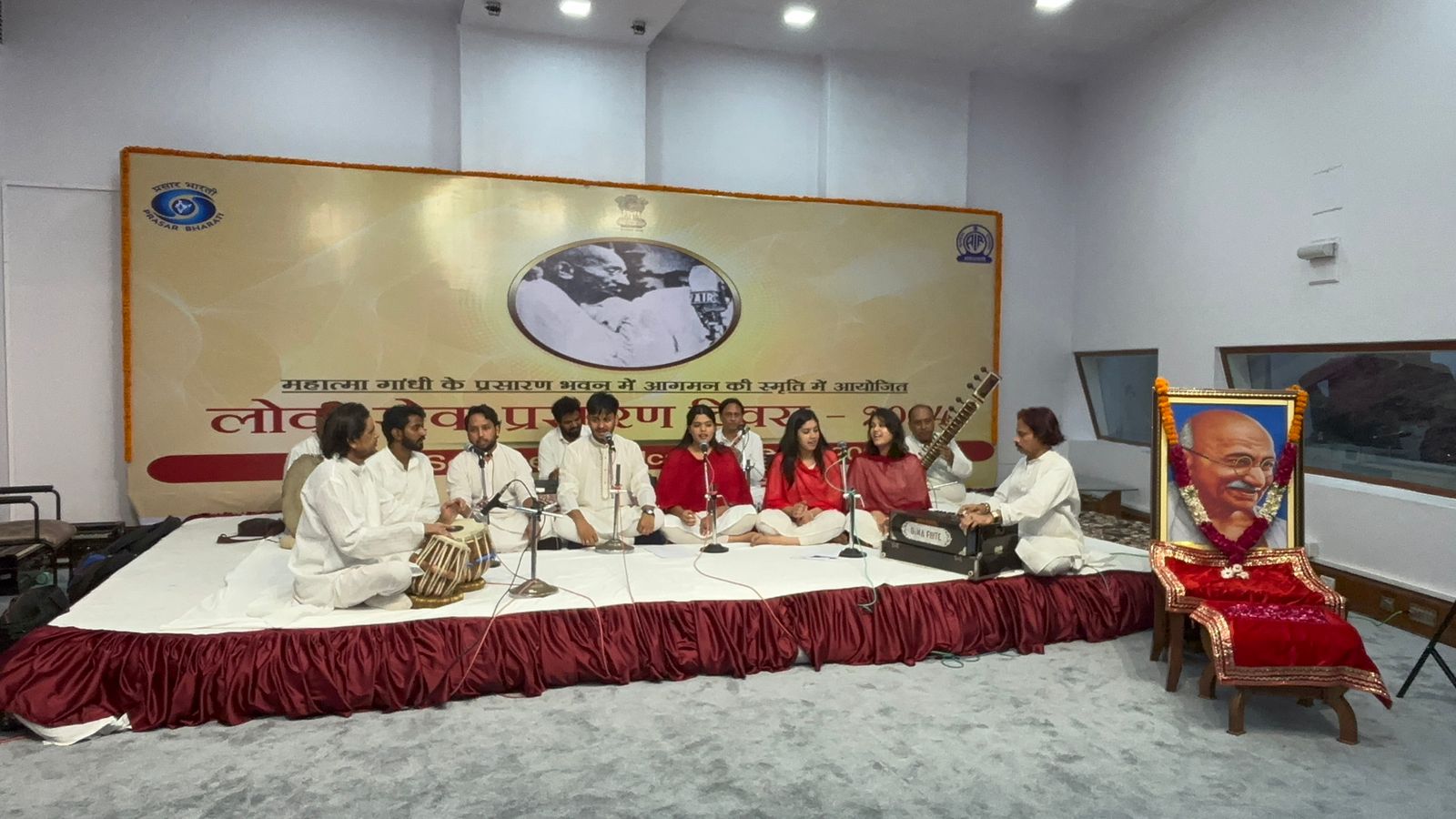 लोक सेवा प्रसारण दिवस के अवसर पर नई दिल्‍ली के आकाशवाणी भवन में कार्यक्रम का आयोजन किया गया