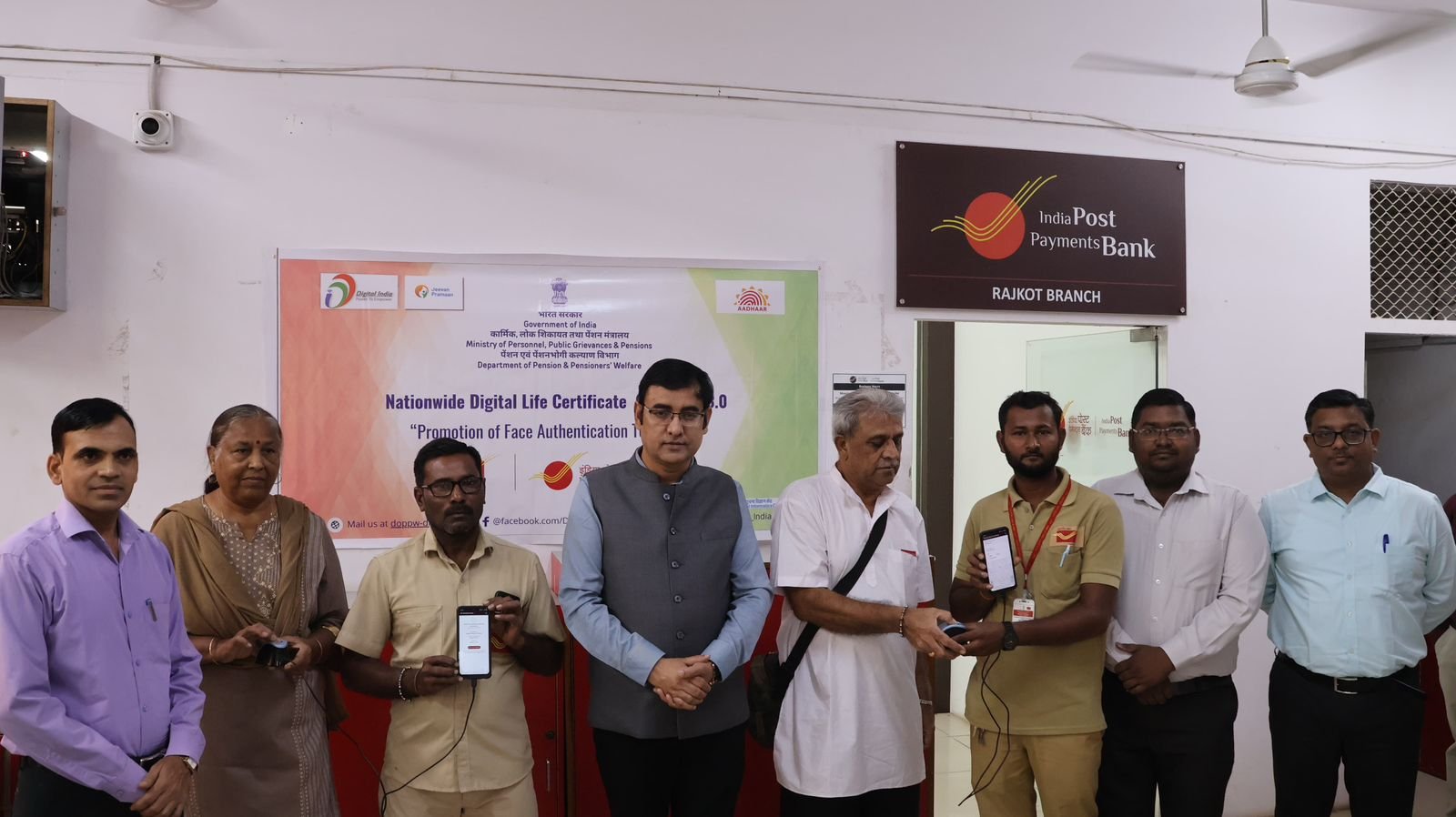 હવે પેન્શન ધારકો ને જીવન પ્રમાણપત્ર રજૂ કરવા માટે કોઈ ટ્રેઝરી, બેંક અથવા અન્ય કોઈ વિભાગમાં જવાની જરૂર નથી