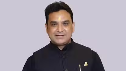 आम आदमी पार्टी के उम्मीदवार महेश खींची ने दिल्ली नगर निगम के महापौर पद का चुनाव जीता