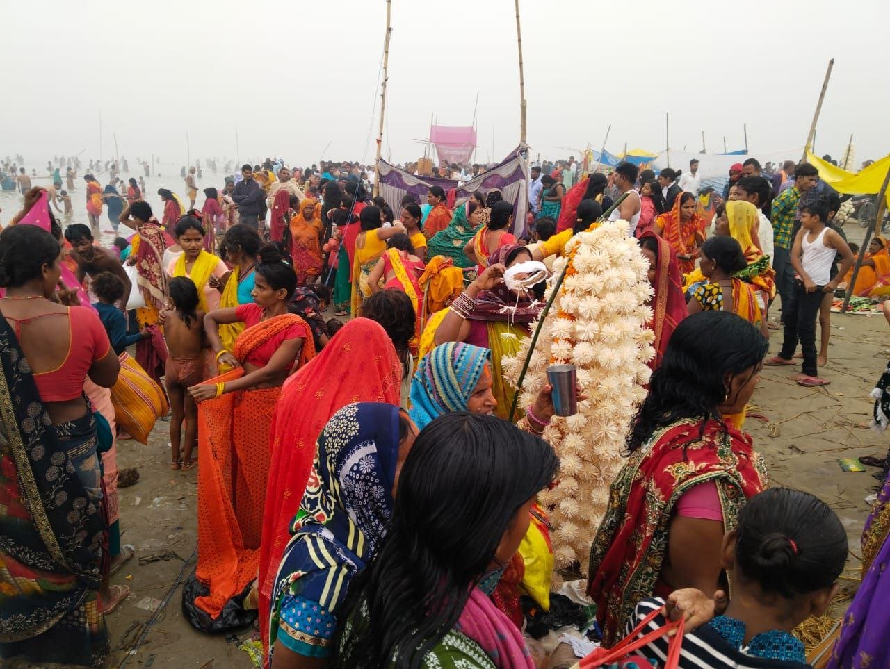 कार्तिक पूर्णिमा पर बिहार में लाखों श्रद्धालुओं ने नदियों में लगाई पवित्र डुबकी