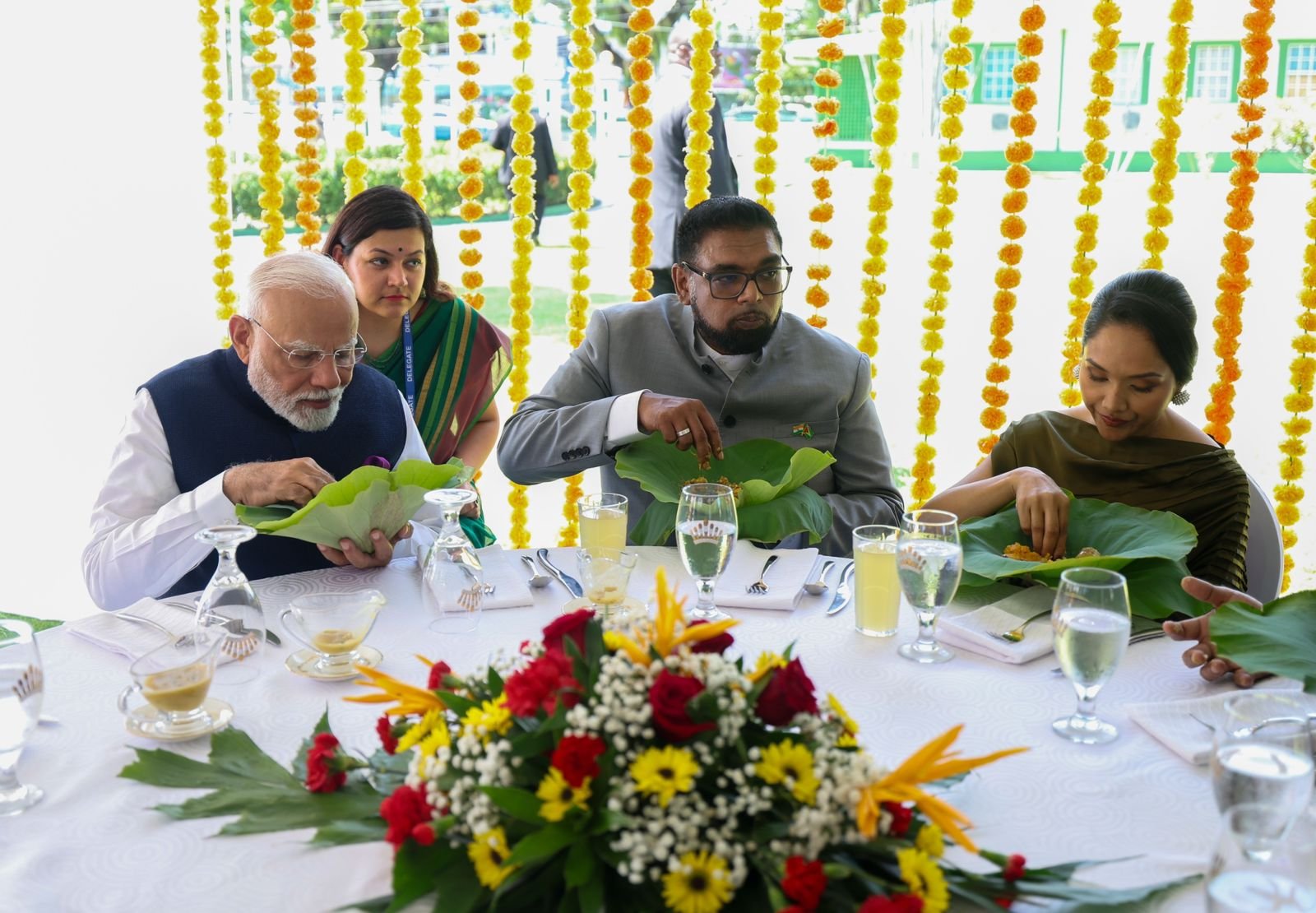 प्रधानमंत्री नरेन्‍द्र मोदी ने गयाना की यात्रा के दौरान राष्‍ट्रपति इरफान अली द्वारा दिये गए सेवन करी भोज की फोटो साझा की