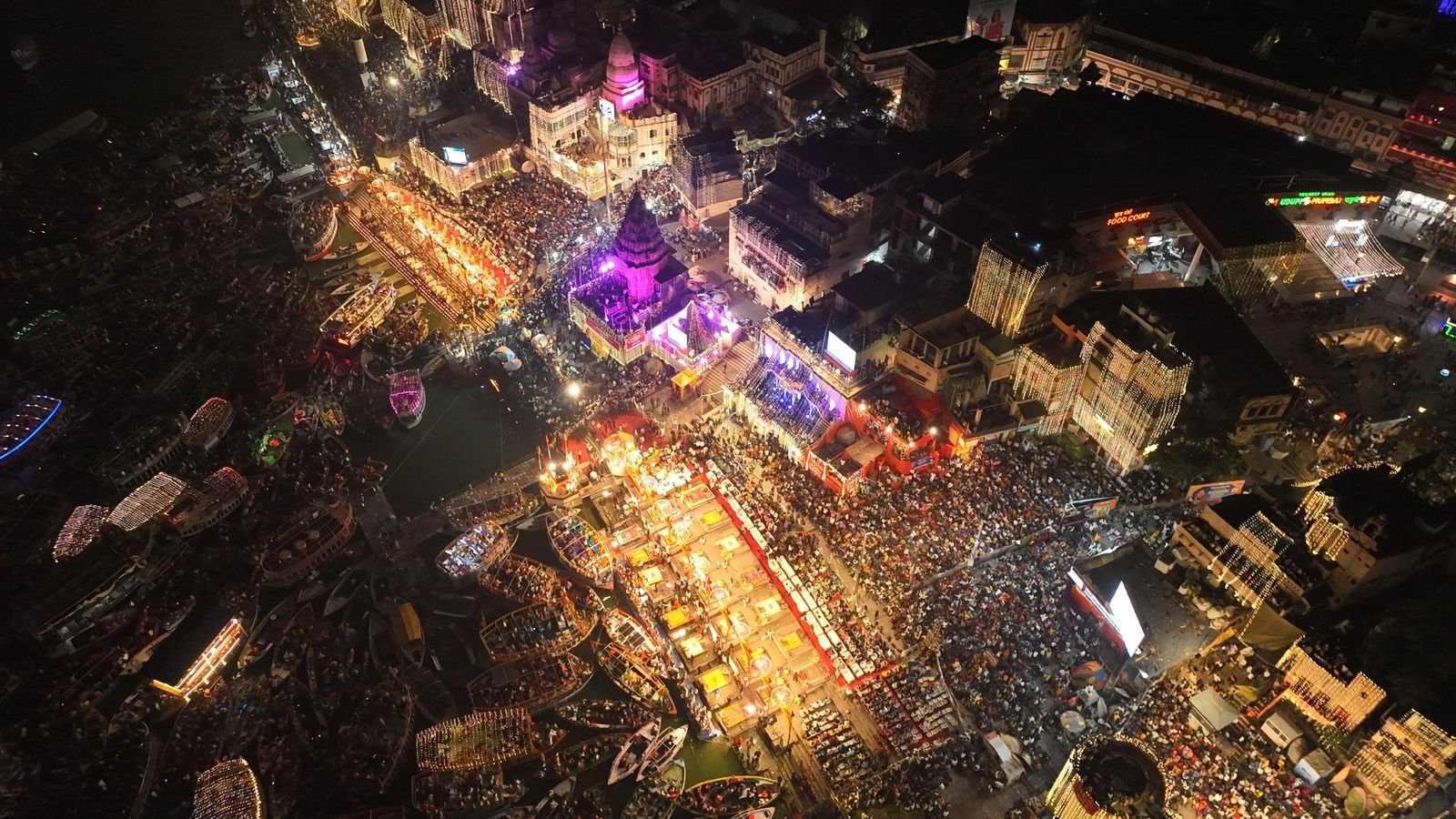 देव दीपावलीः वाराणसी में रिकॉर्ड 17 लाख मिट्टी के दीये जलाए गए