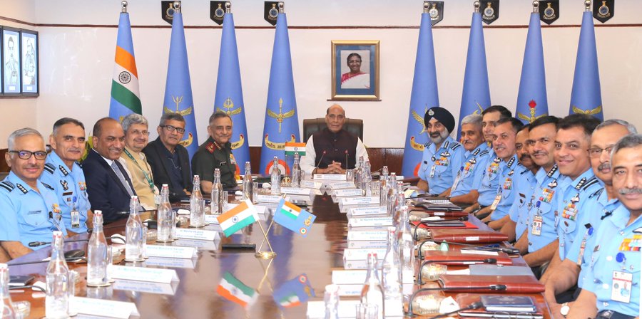 भारतीय वायुसेनेचं समर्पण आणि व्यावसायिकतेचं केंद्रीय संरक्षणमंत्र्यांकडून कौतुक