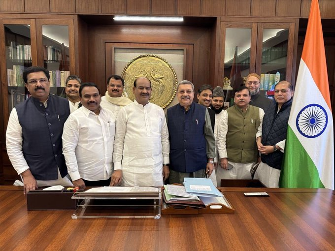 JPCના સભ્ય એવા વિપક્ષી સાંસદો આજે વક્ફ સુધારા ખરડો 2024 મામલે આજે લોકસભાના અધ્યક્ષ ઓમ બિરલાને તેમની કચેરીમાં મળ્યા
