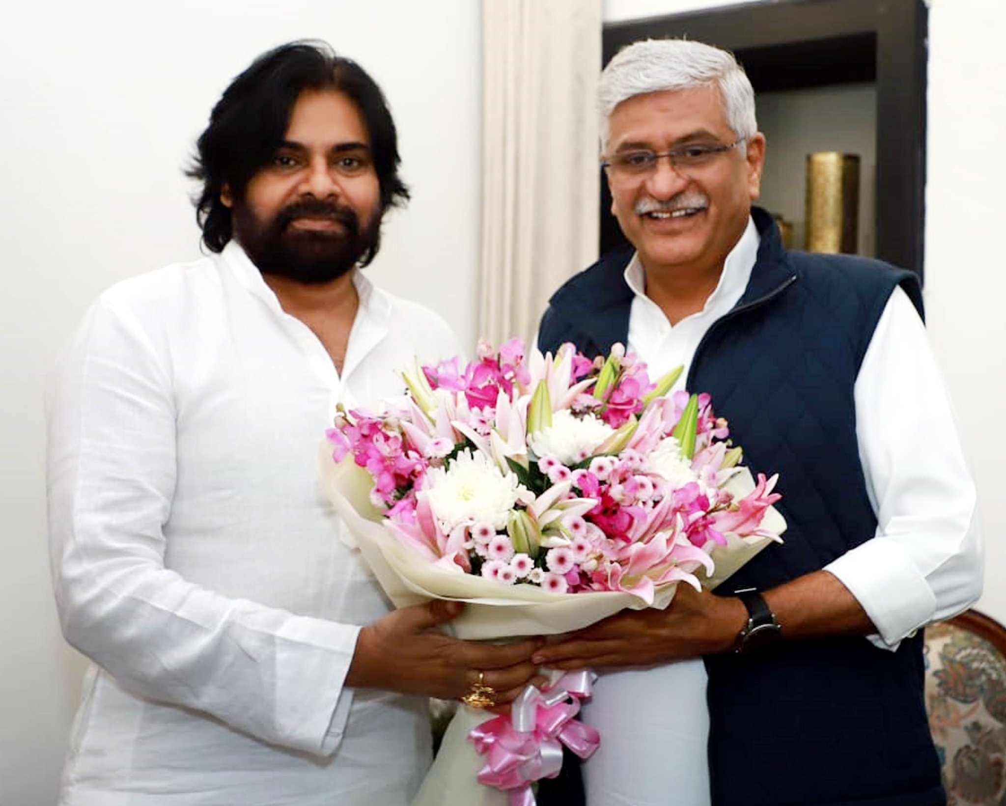 आन्‍ध्र प्रदेश के उपमुख्‍यमंत्री पवन कल्‍याण ने दिल्‍ली में केंद्रीय पर्यटन मंत्री गजेन्‍द्र सिंह शेखावत से मुलाकात की