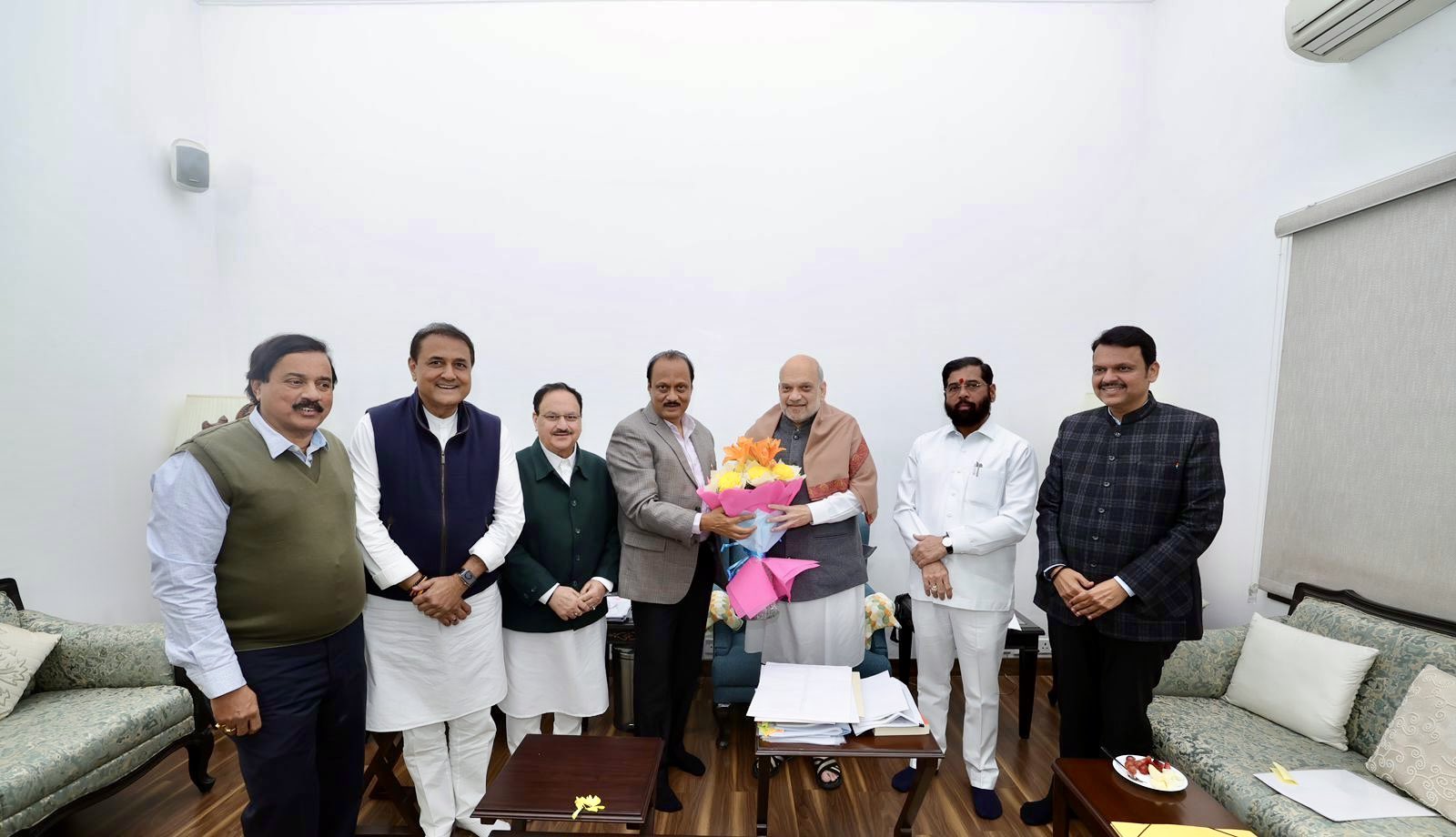 एकनाथ शिंदे, देवेन्‍द्र फडणवीस और अजित पवार ने गृहमंत्री अमित शाह से मुलाकात की 