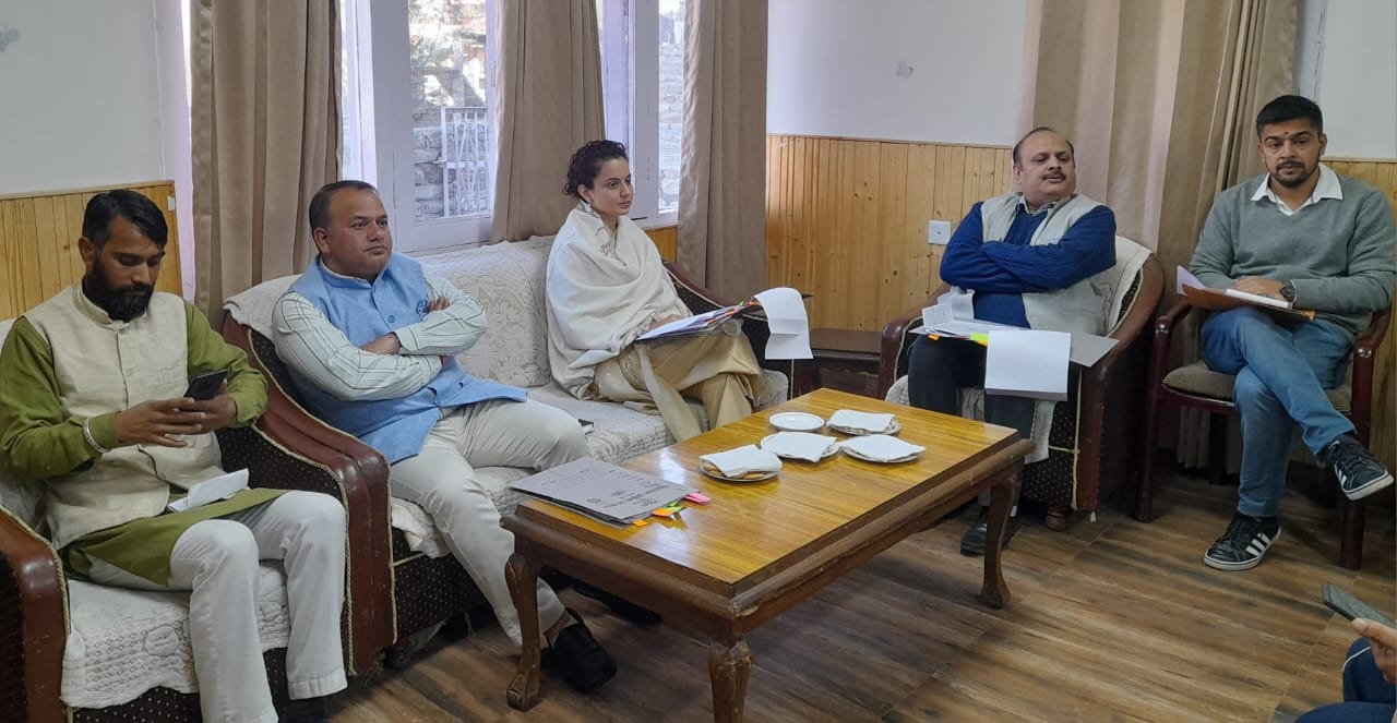 कंगना रनौत ने भरमौर विश्राम गृह में अधिकारियों के साथ बैठक की