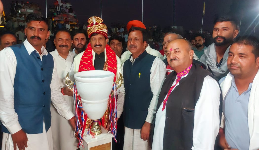उपमुख्यमंत्री मुकेश अग्निहोत्री ने गुरुवार को हरोली के जक्खेवाल में आयोजित 35वें विशाल ईनामी दंगल के समापन समारोह में बतौर मुख्य अतिथि शिरकत की