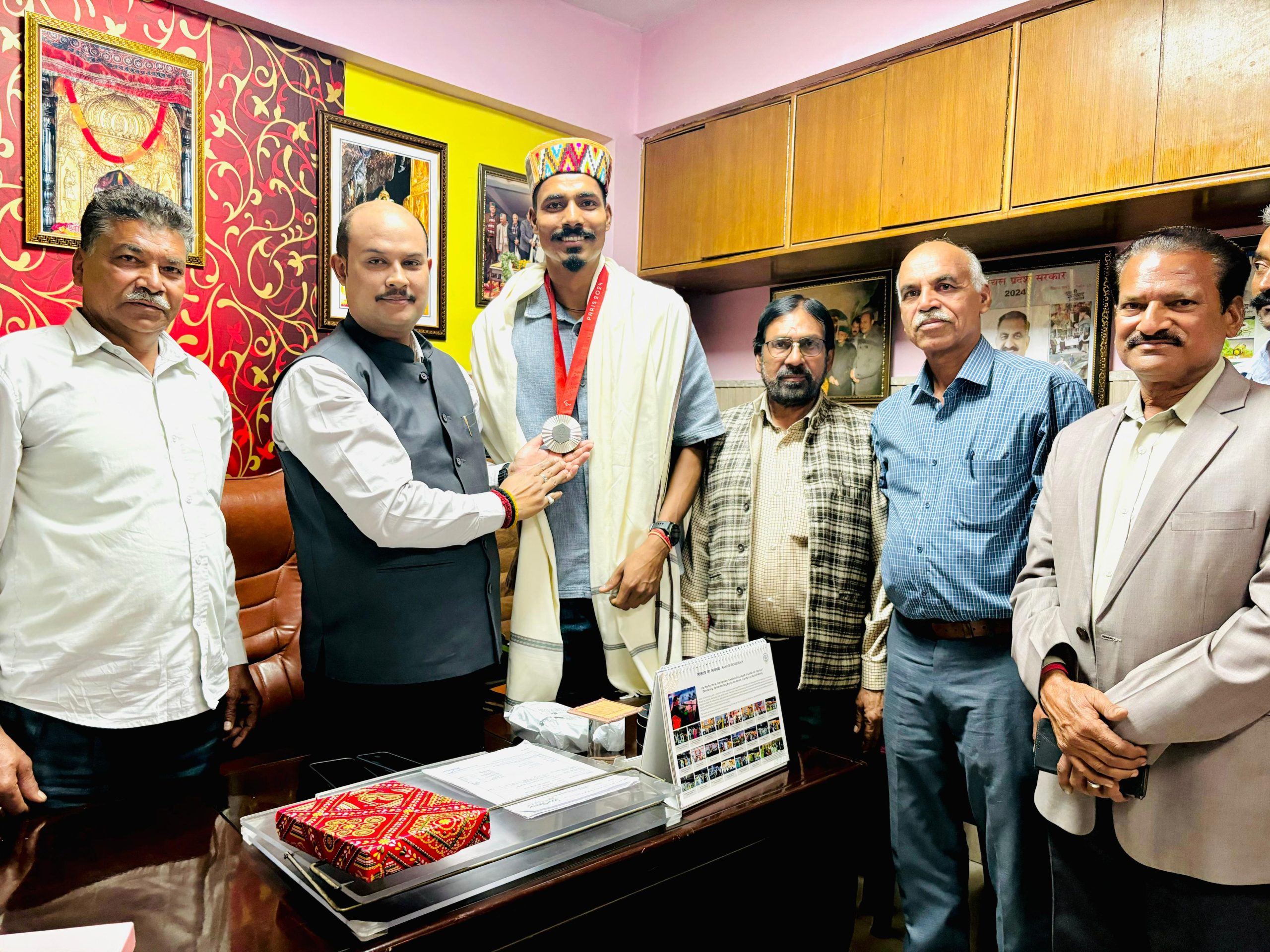 यादविंदर गोमा ने अपने निवास  पंचरुखी में पेरिस पैरालंपिक-2024में सिल्वर मेडल विजेता निषाद कुमार को सम्मानित किया