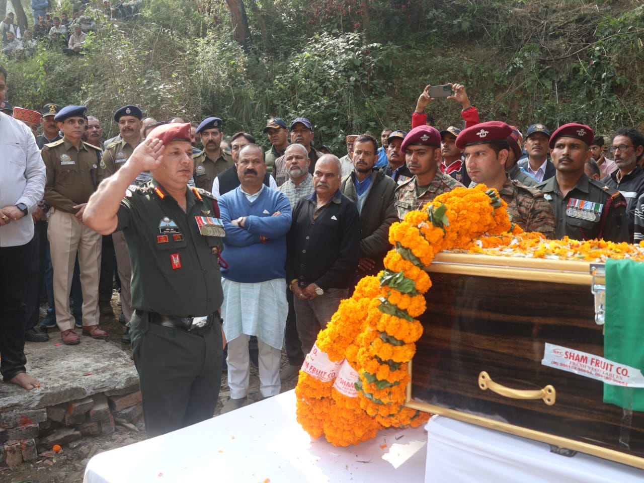 जम्मू-कश्मीर के किश्तवाड़ में शहीद नायब सूबेदार राकेश कुमार का उनके पैतृक गाँव बरनोग में राजकीय सम्मान के साथ अंतिम संस्कार किया गया