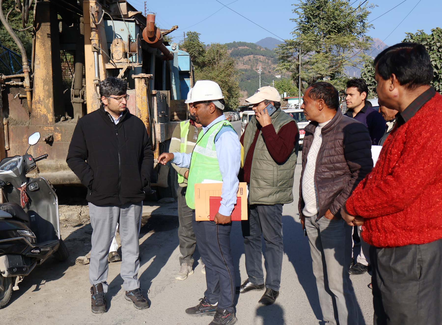 चमोली के जिलाधिकारी संदीप तिवारी ने गोपेश्वर में भूस्खलन प्रभावित क्षेत्र हल्द्वापानी में चल रहे सुरक्षात्मक कार्यों का निरीक्षण किया