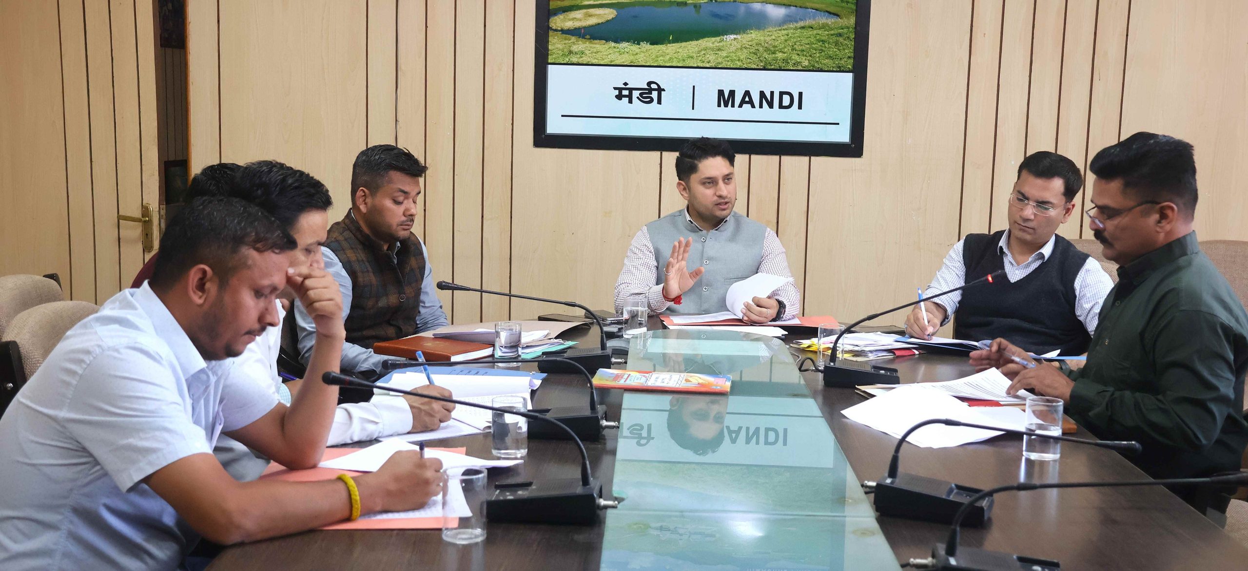 प्रधानमंत्री सूर्य घर मुफ्त बिजली योजना के अर्न्तगत जिला मंडी में 2000 से अधिक की आबादी वाला एक गांव आदर्श सौर गांव के रूप में विकसित किया जाएगा