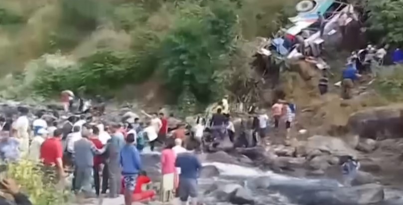 उत्‍तराखंड के अल्‍मोड़ा जिले के कूपी में खाई में गिरी बस, 36 की मौत और 27 घायल