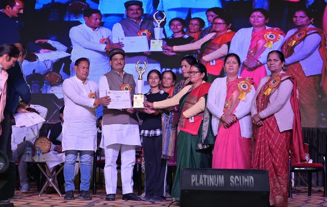 चमोली: गौचर में आयोजित 72वें राजकीय औद्योगिक विकास एवं सांस्कृतिक मेले का रंगारंग सांस्कृतिक कार्यक्रमों और पुरस्कार वितरण के साथ समापन