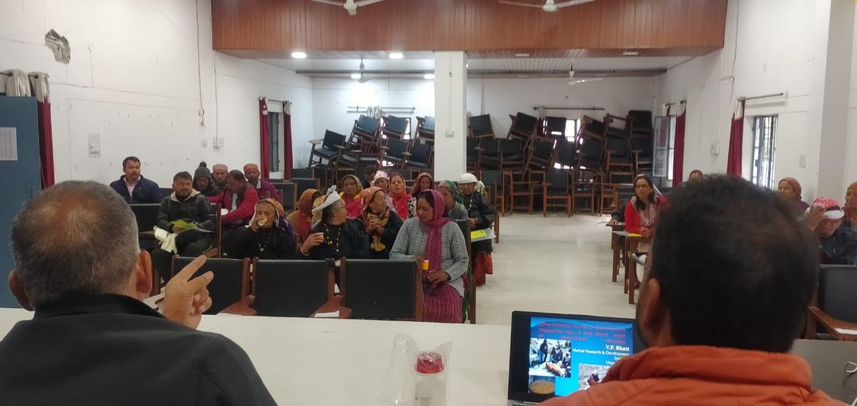 चमोली जिले के नीती-माणा घाटी के लोगों को जंगली फल अमेश के औषधीय गुणों की दी गई जानकारी