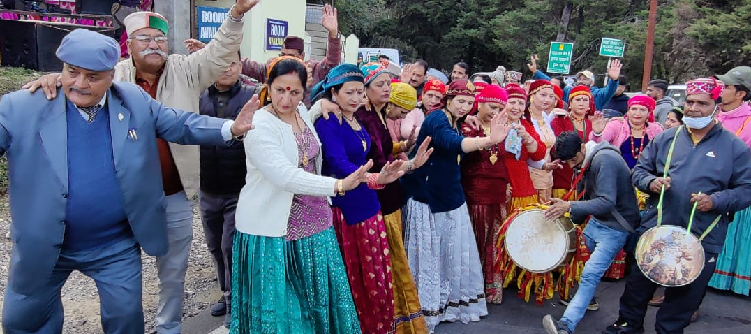 पहाड़ों की रानी मसूरी में बूढ़ी दीवाली (बग्वाल) का पर्व इस वर्ष भी धूमधाम से मनाया गया