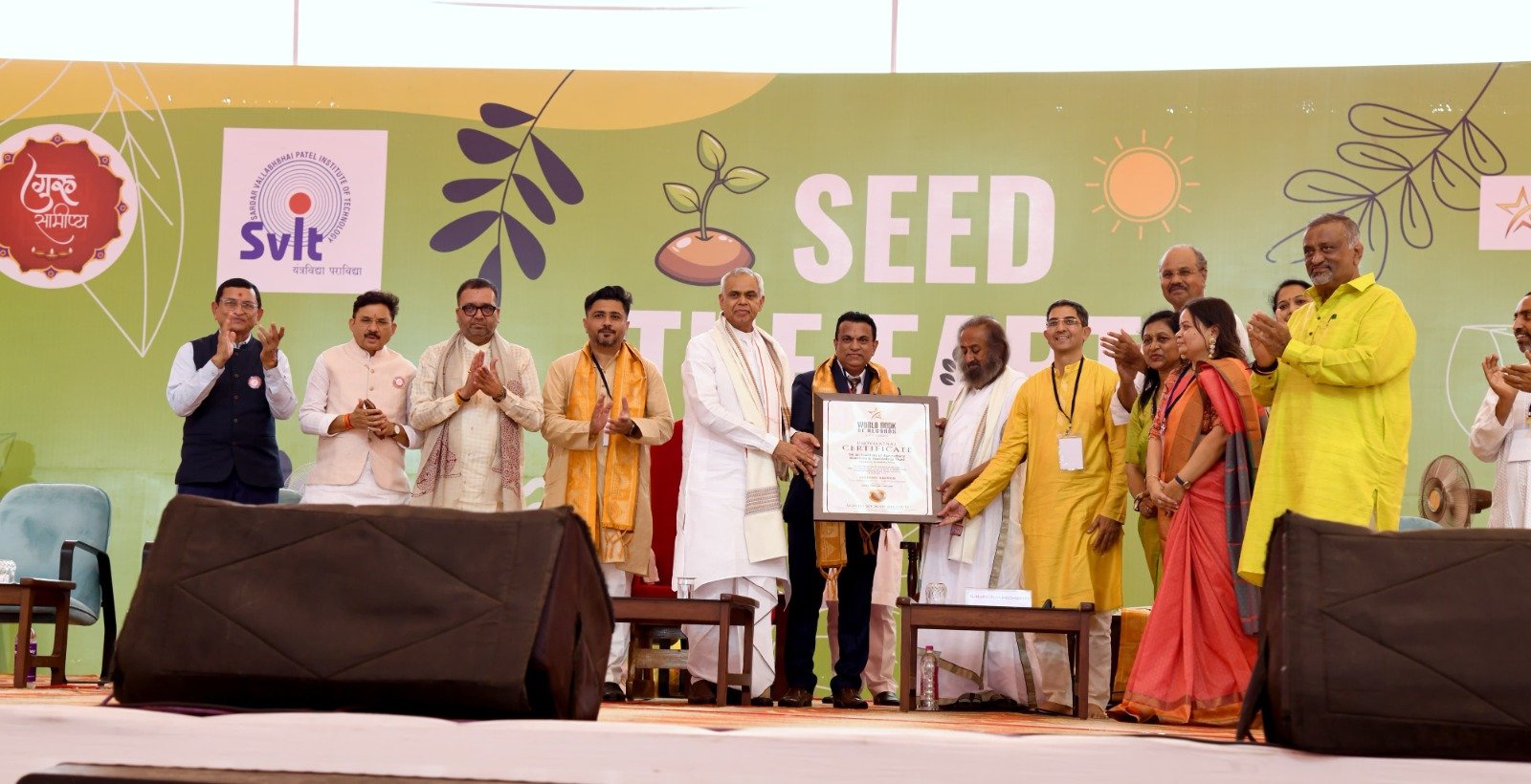 આણંદ જિલ્લાનાં વાસદ ખાતે બે વિશ્વવિક્રમ સર્જાયાઃ પાંચ હજાર લોકોએ માત્ર 60 મિનિટમાં 2.50 લાખ સીડબોલ બનાવ્યા