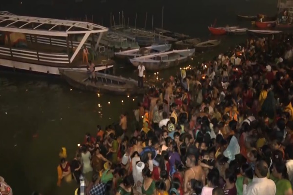 UP: Ghats overflow with pilgrims for Kartik Poornima