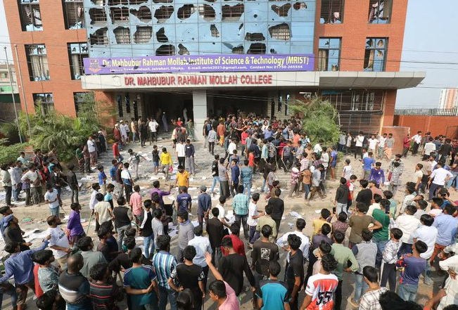 बांग्लादेश के ढाका में सोमवार को छात्रों के बीच हिंसक झड़पें हुईं