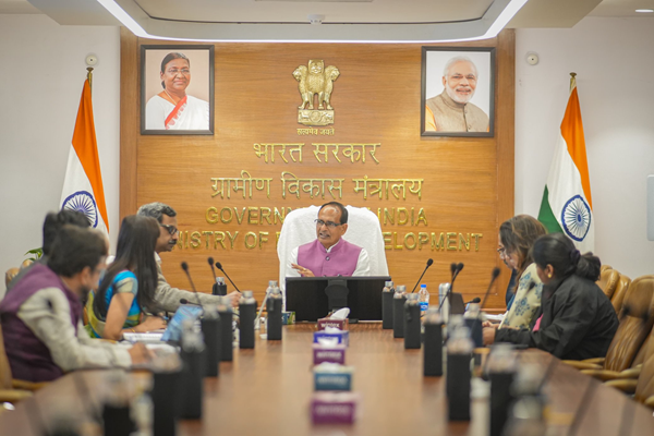 केंद्रीय ग्रामीण विकास मंत्री शिवराज सिंह चौहान ने नई दिल्ली में महात्मा गांधी राष्ट्रीय ग्रामीण रोजगार गारंटी योजना की समीक्षा बैठक की