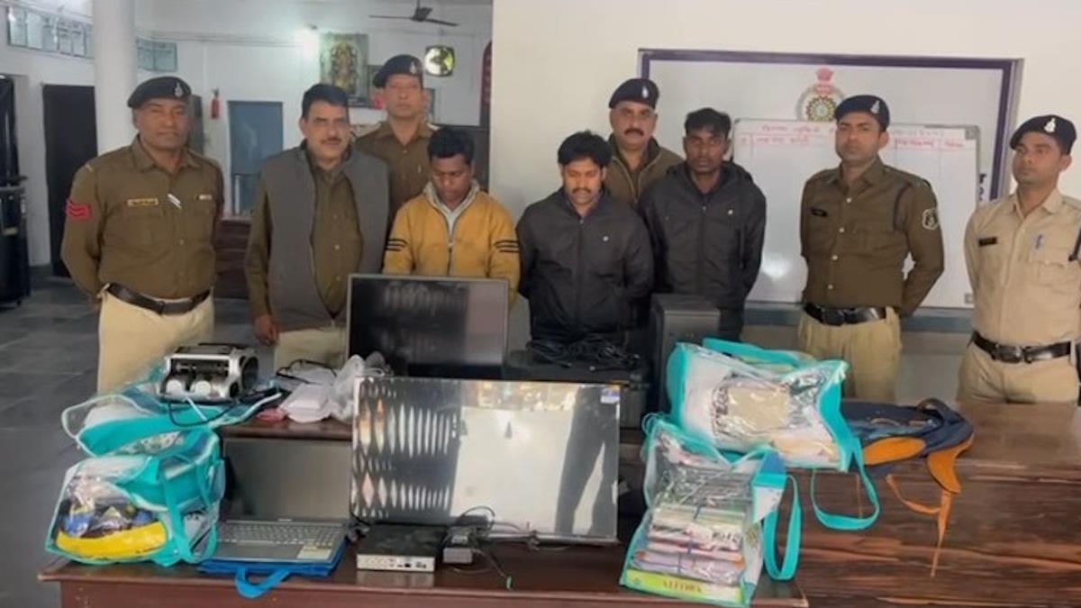 छत्तीसगढ़: जांजगीर-चांपा पुलिस ने करीब 2700 महिलाओं से लगभग 8 करोड़ रूपए की ठगी करने के आरोप में फ्लोरा मैक्स कंपनी के तीन कर्मचारियों को गिरफ्तार किया