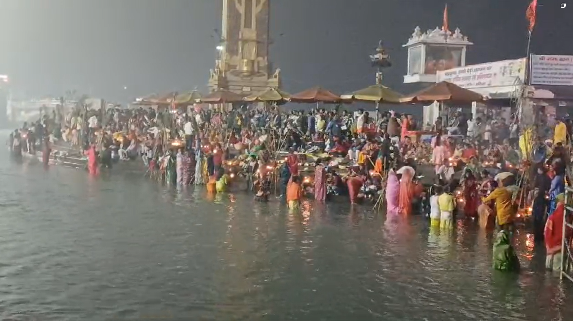 उदीयमान सूर्य को अर्घ्य देने के साथ छठ पर्व संपन्न