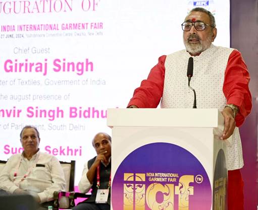 नई दिल्ली में 43वें भारतीय अंतरराष्ट्रीय व्यापार मेला में केंद्रीय कपड़ा मंत्री गिरिराज सिंह ने मंडप का उद्घाटन किया