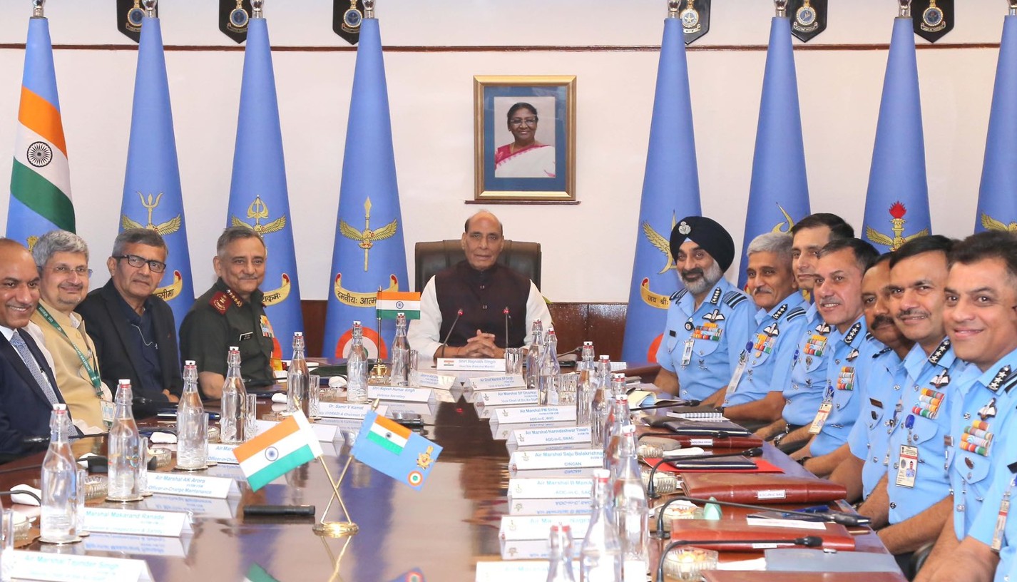 रक्षा मंत्री राजनाथ सिंह ने देश की रक्षा में समर्पण और दक्षता के लिए भारतीय वायु सेना की सराहना की