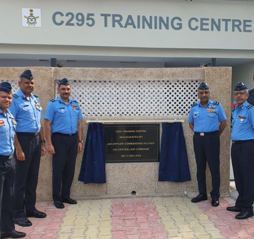 एयर मार्शल आशुतोष दीक्षित ने आगरा के वायुसेना स्टेशन में भारतीय वायुसेना सी-295 फुल मोशन सिम्युलेटर सुविधा का उद्घाटन किया