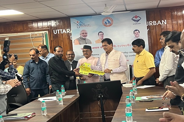 प्रधानमंत्री आवास योजना- शहरी के अंतर्गत लाभार्थियों को सौंपे गए आवासीय कब्जे पत्र