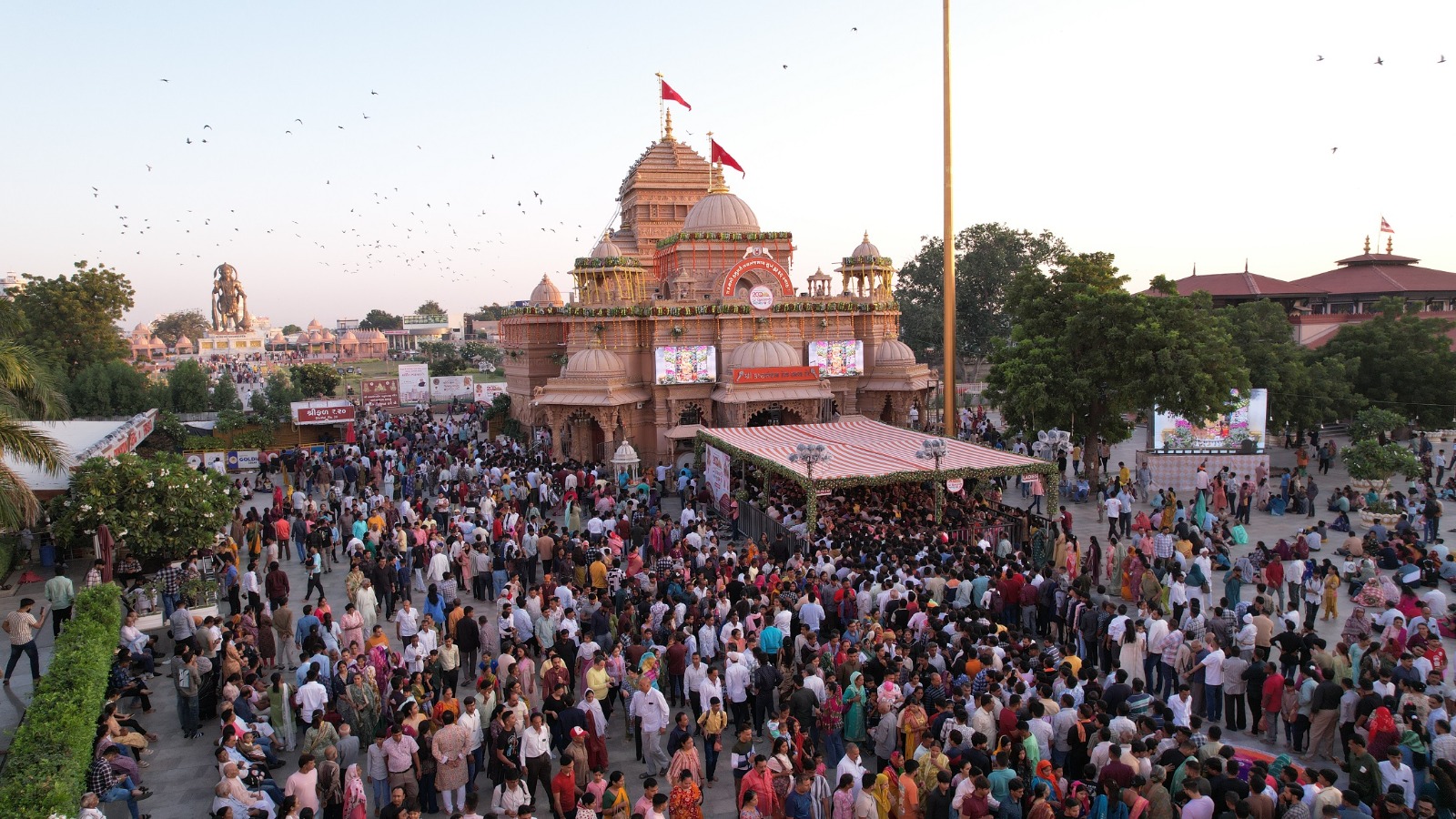 દિવાળીના તહેવાર નિમિત્તે છેલ્લા પાંચ દિવસમાં બોટાદના સાળંગપુરધામ શ્રી કષ્ટભંજનદેવ હનુમાનજી મંદિરમાં 25 લાખ ભક્તોએ દર્શન કર્યા
