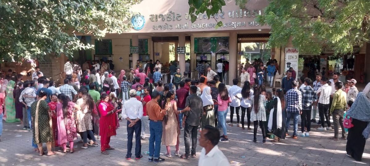 રાજકોટ પ્રદ્યુમન પાર્ક પ્રાણી સંગ્રહાલય ખાતે દિવાળીના તહેવાર નિમિતે કુલ ૫૭ હજાર ૭૮૩ અને રામવન ખાતે ૬ હજાર ૩૩૨ મુલાકાતીઓએ મુલાકાત લીધી