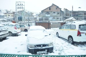 जम्मू-कश्मीर में मौसम विभाग ने अगले 24 घंटों के दौरान पूरे क्षेत्र में छिटपुट स्थानों पर हल्की बारिश और बर्फबारी का अनुमान लगाया है