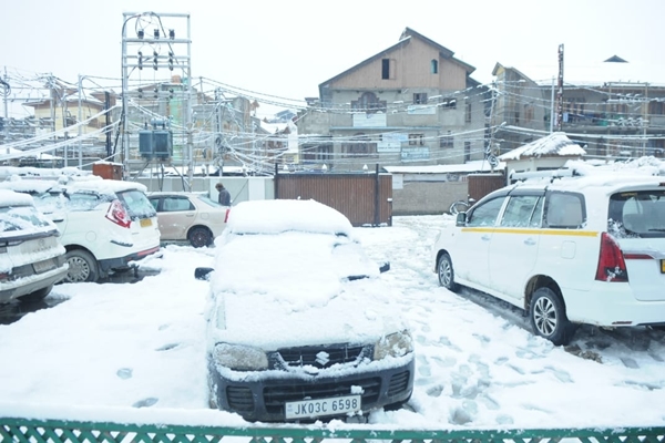 जम्मू-कश्मीर में मौसम विभाग ने अगले 24 घंटों के दौरान पूरे क्षेत्र में छिटपुट स्थानों पर हल्की बारिश और बर्फबारी का अनुमान लगाया है