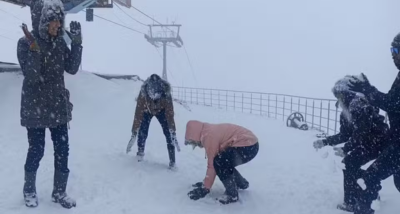 उत्तराखंड के ऊंचाई वाले क्षेत्रों में हुई भारी बर्फबारी का लुत्फ उठाने के लिए बड़ी संख्या में पर्यटक पहुंच रहे